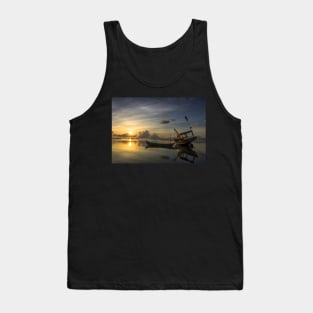 SUNSET AND BOATS ON THE SEA DESIGN Tank Top